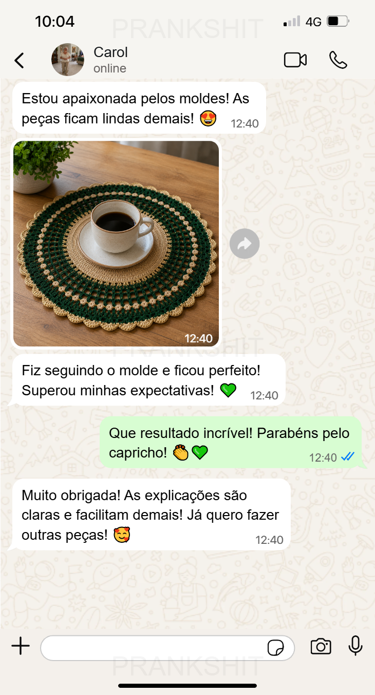 Conversa de WhatsApp da cliente Carol mostrando o sousplat com xícara de café